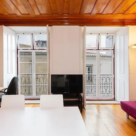 Alfama First Floor Apartman *